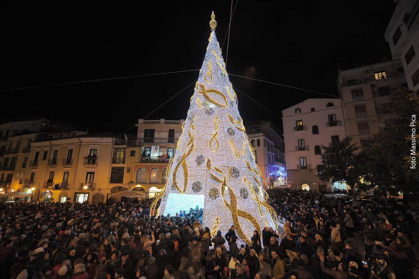 Luci Di Natale Salerno.Luci D Artista 2019 Dopo L Inaugurazione E Attesa Per L Albero Di Natale Paperboy Salerno