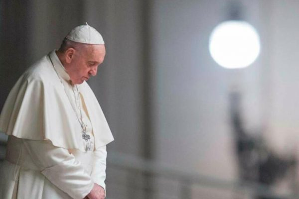 Papa Francesco, 100mila fedeli in preghiera a San Pietro: Conclave, annunciate misure di sicurezza