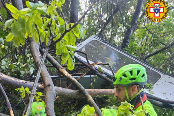 Tragedia sul monte Faito: precipita nel vuoto una cabina della funivia, 4 le vittime.